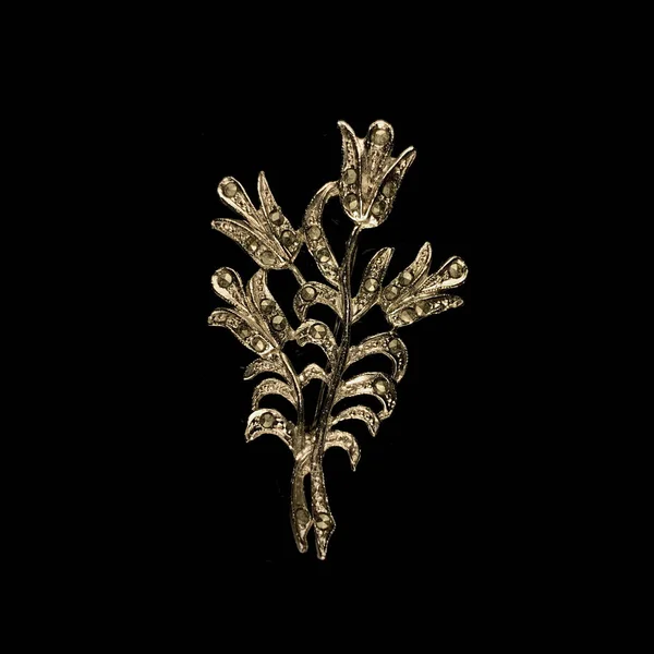 Değerli Taşlar Çiçek Şeklinde Kristalleri Olan Antik Gümüş Bir Broş — Stok fotoğraf