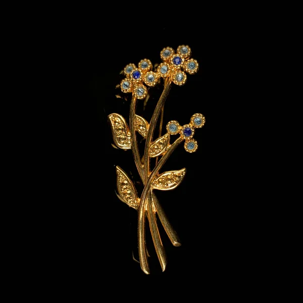 花の形をした貴重な石や結晶を持つアンティークゴールドのブローチ 赤花とヴィンテージブローチ — ストック写真