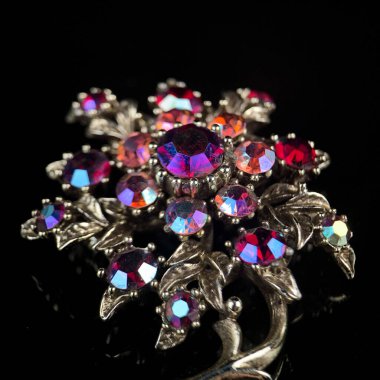 Broş yakın plan. Mücevherlerle yakın plan antik mücevherler.