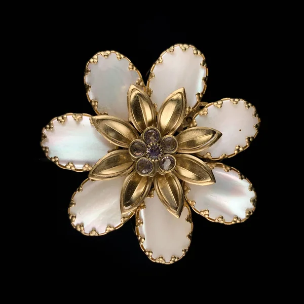 Değerli taşlar ve çiçek şeklinde kristallerle altın antika broş. Çiçek şeklinde eski bir broş.