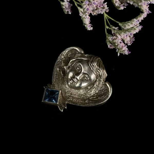貴重なブルーキャンペーンで天使の形をしたヴィンテージシルバーのブローチ 花の天使の形をしたアンティークブローチ — ストック写真