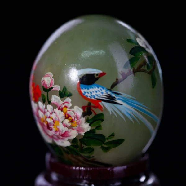Stone Easter Egg Hand Painted Beautiful Birds Isolated Black Backgroundstone — Stockfoto