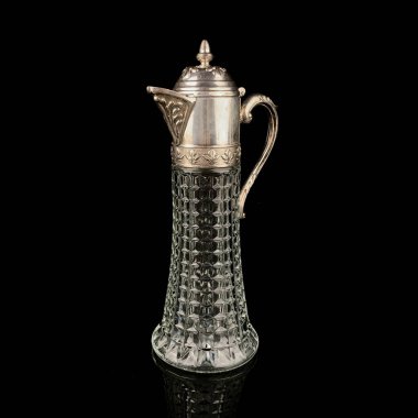 Cam saplı antika kristal sürahi ve siyah arka planda metal boyun. Geleneksel şarap sürahisi, Vintage gravür,