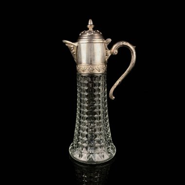 Cam saplı antika kristal sürahi ve siyah arka planda metal boyun. Geleneksel şarap sürahisi, Vintage gravür,
