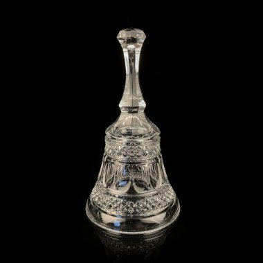 Siyah arkaplanda desenleri olan klasik cam çan