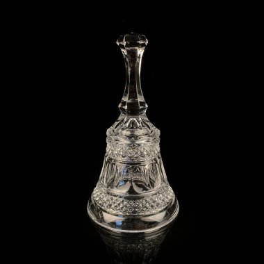 Siyah arkaplanda desenleri olan klasik cam çan