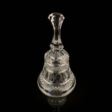 Siyah arkaplanda desenleri olan klasik cam çan