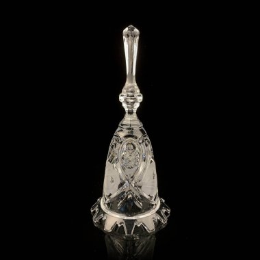 Siyah arkaplanda desenleri olan klasik cam çan