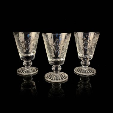 Siyah izole edilmiş arka planda kristal şarap kadehleri. Cam antika kadehler.