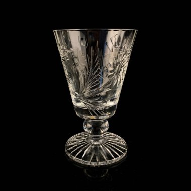 Siyah arkaplanda oymalar olan klasik kristal kadehler. Antika cam kadehler.