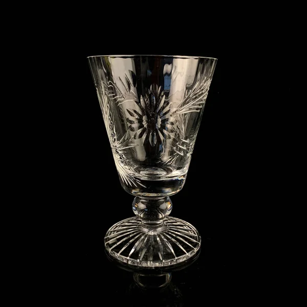 Gobelet Vintage Cristal Avec Des Sculptures Sur Fond Noir Gobelet — Photo