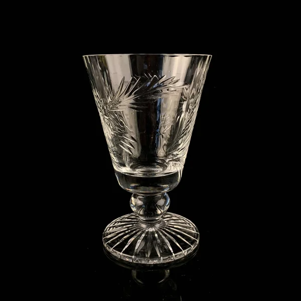 Vintage Kristallen Beker Met Houtsnijwerk Een Zwarte Achtergrond Antieke Glazen — Stockfoto