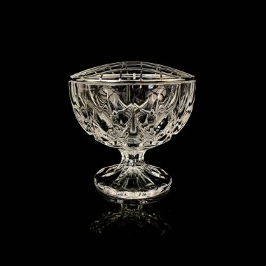 Siyah arka planda antik kristal bir gül kasesi.