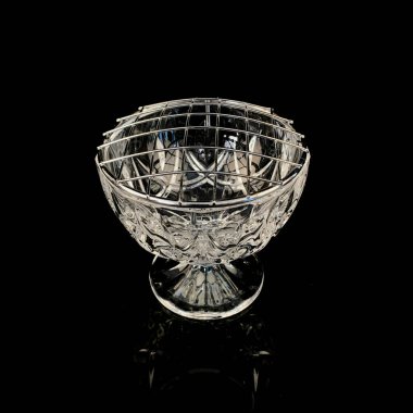 Siyah arka planda antik kristal bir gül kasesi.