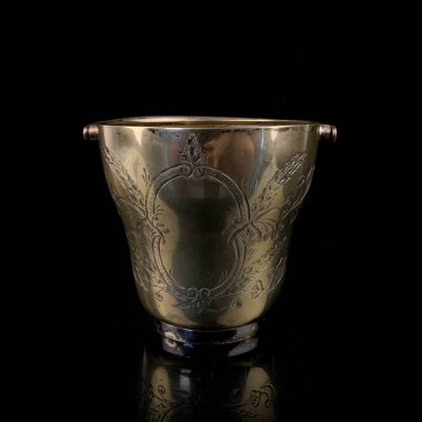 Antika işlemeli pirinç kova. Metal kömür kovası. Şömine kovası