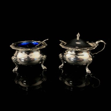 Gümüş antika kahve seti. Siyah arkaplanda metal retro şeker kasesi