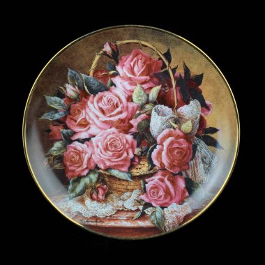 Çiçekli antika seramik tabak. plaka siyah arkaplan