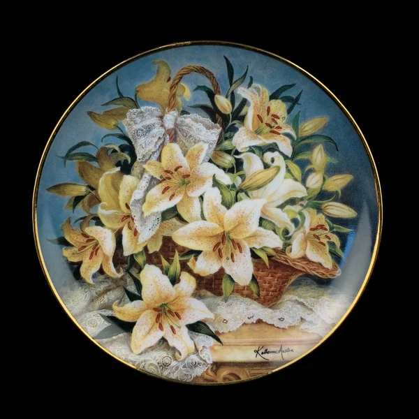 Antike Keramikteller Mit Blumen Platte Auf Schwarzem Hintergrund — Stockfoto