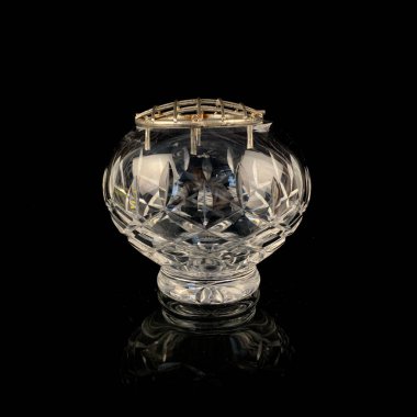 Siyah arka planda antik kristal bir gül kasesi.