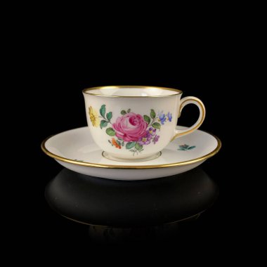 Tabaklı porselen antika bardak. Klasik el yapımı seramik çay seti. Çiçek deseni