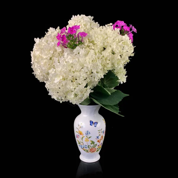 Çiçek Desenli Antik Porselen Vazo Siyah Arka Planda Çiçekler Olan — Stok fotoğraf