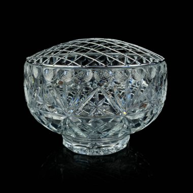 Siyah arka planda antik kristal bir gül kasesi.