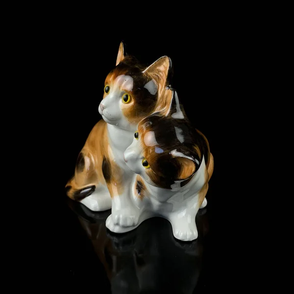 生姜猫の形をしたアンティーク磁器のフィギュア 黒の隔離された背景にあるジンジャーキャットのヴィンテージフィギュア — ストック写真