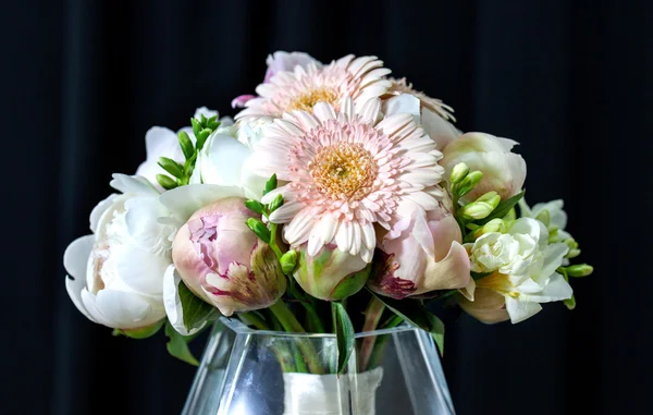 Bouquet of peonies and gerberas — Stock Photo, Image