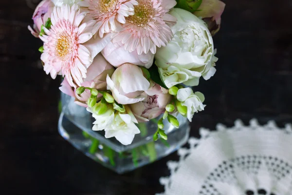 Boeket van pioenrozen en gerbera 's — Stockfoto