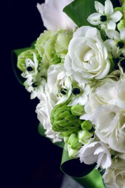 Düğünçiçeği, kartopu ve okaliptüs beyaz gül buketi