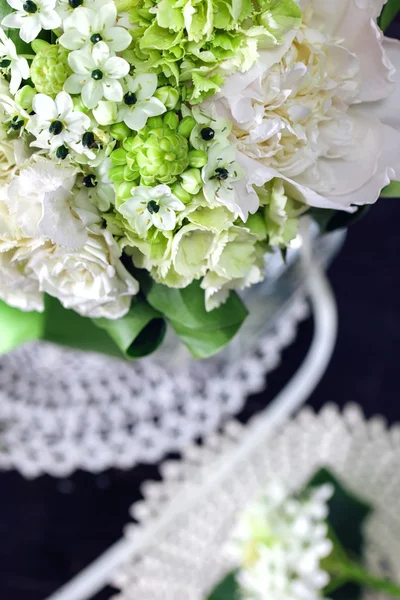 Bouquet di rose bianche con Ranuncolo, viburno ed eucalipto — Foto Stock