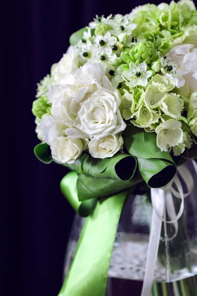 Bouquet di rose bianche con Ranuncolo, viburno ed eucalipto — Foto Stock