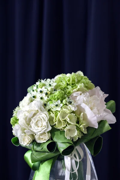 Ramo de rosas blancas con Ranunculus, viburnum y eucalipto —  Fotos de Stock