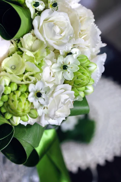 Bouquet of white roses with Ranunculus, viburnum and eucalyptus — Stock Photo, Image