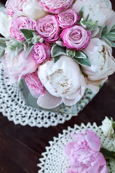Een boeket rozen pioenrozen — Stockfoto