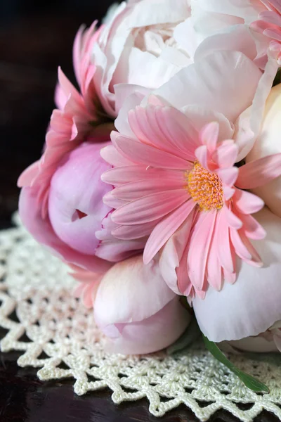 Buket pembe peonies ve süsen — Stok fotoğraf