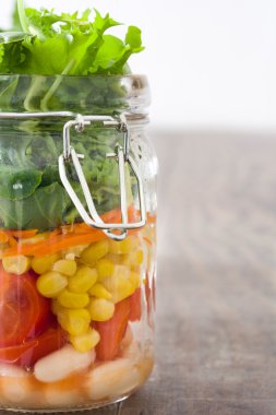 Salata kavanoz içinde