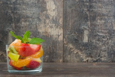 Rustik ahşap üzerine taze meyve salatası