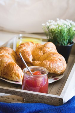 bir yatak odası içinde yatakta kahvaltı gıda