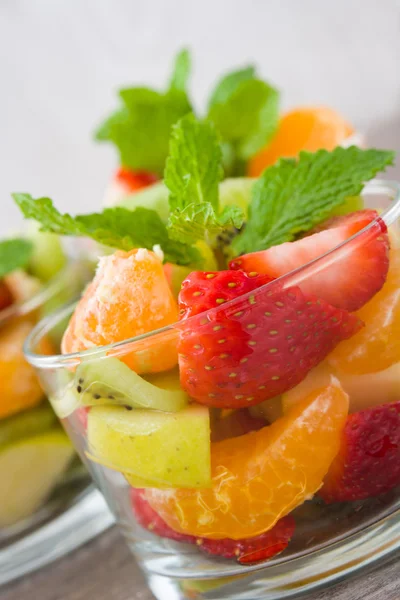 Salade de fruits frais sur bois rustique — Photo