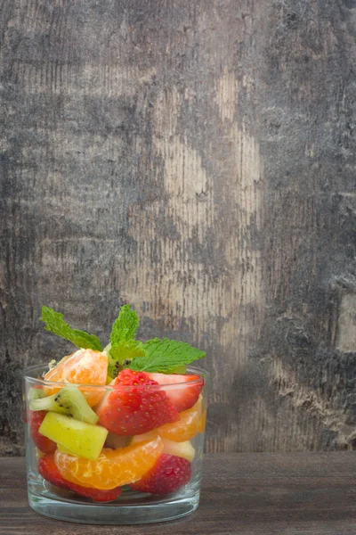 Salade de fruits frais sur bois rustique — Photo