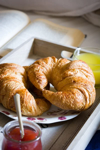 Comida de desayuno en la cama dentro de un dormitorio —  Fotos de Stock