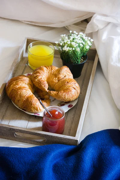 Breakfast food on the bed inside a bedroom — Stock Photo, Image