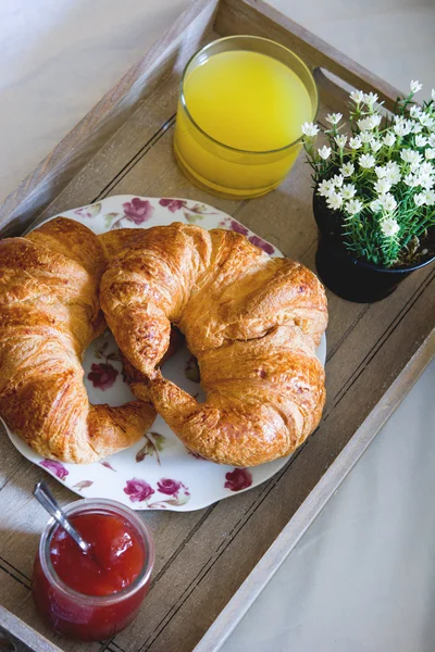 Breakfast food on the bed inside a bedroom — Stock Photo, Image