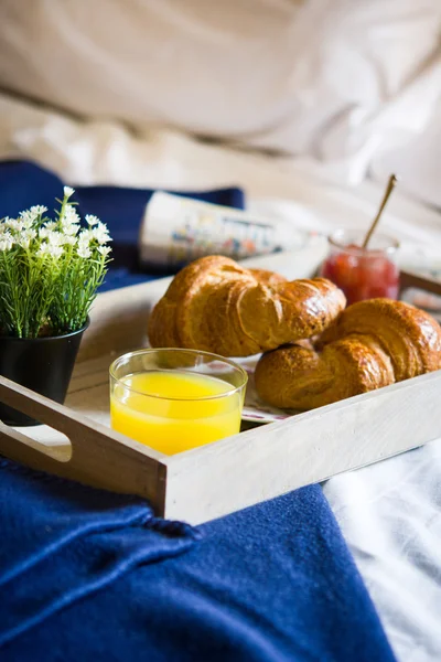 Breakfast food on the bed inside a bedroom — Stock Photo, Image