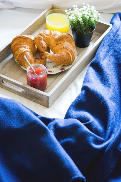 Breakfast food on the bed inside a bedroom — Stock Photo, Image