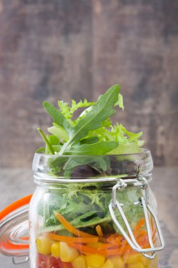 Kavanoz içinde taze salata