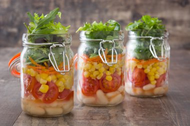 Kavanoz içinde taze salata