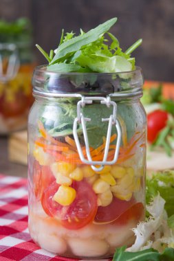 Ahşap üzerine kavanoza taze salata