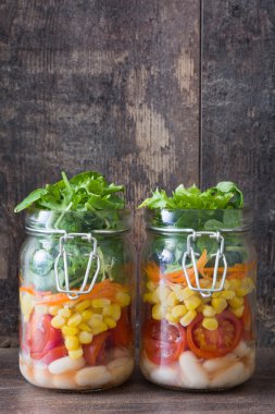 Ahşap üzerine kavanoza taze salata